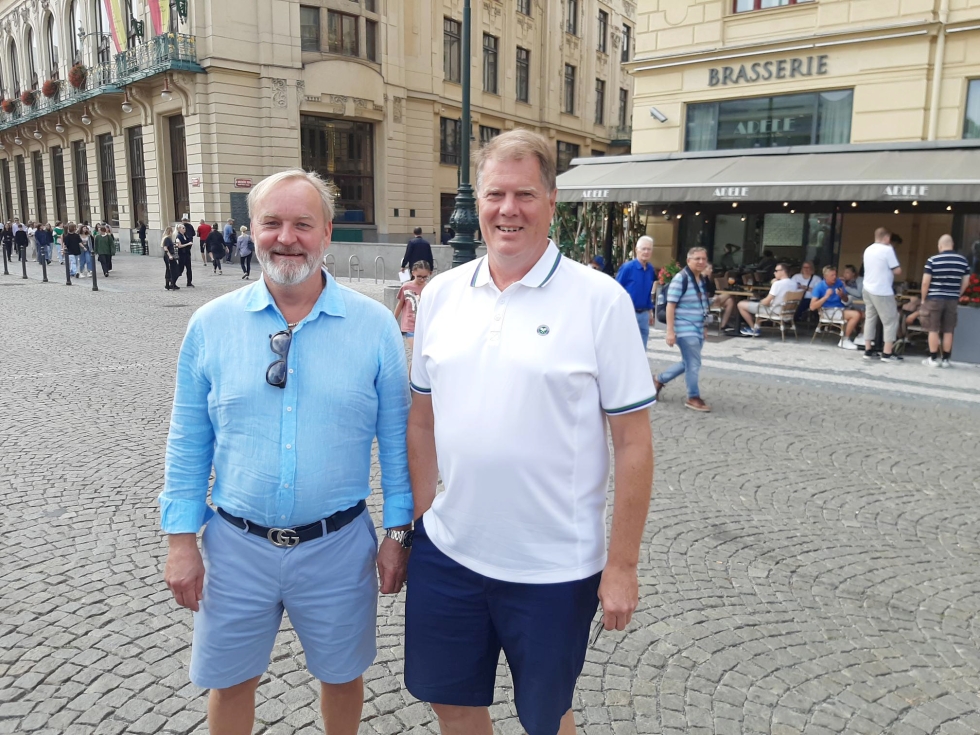 Kauppaneuvos Harri Broman (oik.) ja yrittäjäneuvos Jarkko Miinin ovat nähneet vuosien saatossa valtavan määrän suuria urheilutapahtumia. Nyt vuorossa on koripallon EM-kisat Prahassa.