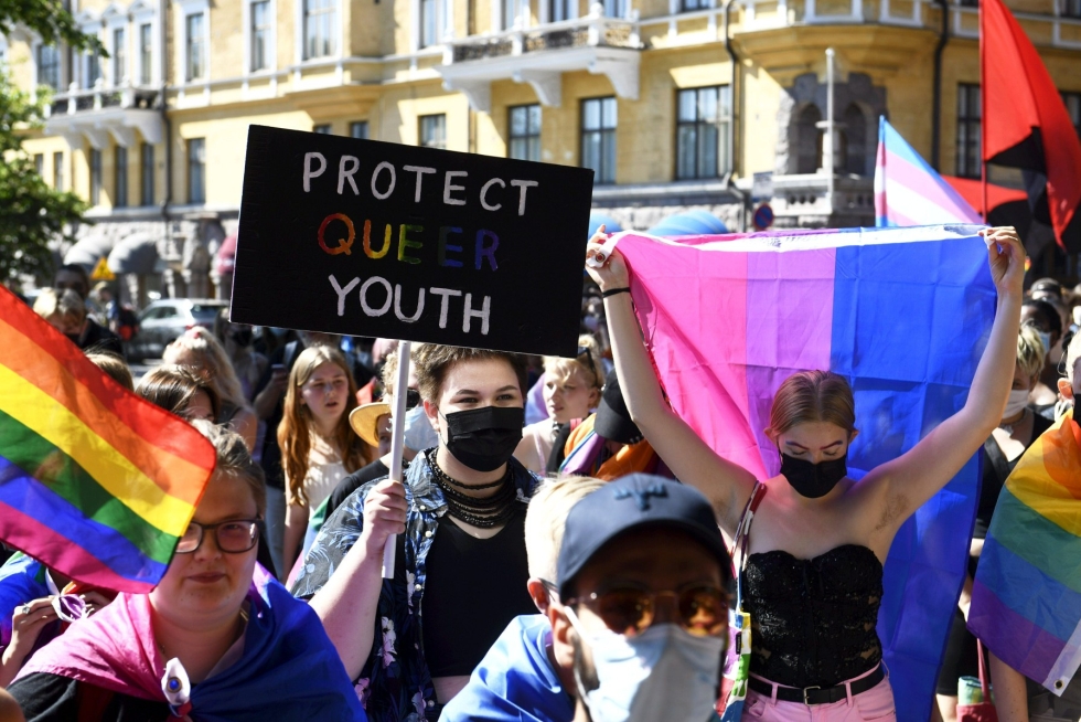 Sukupuoli- ja seksuaalivähemmistöjen puolesta osoitettiin mieltä Pride-kulkueessa Helsingissä heinäkuussa 2021. LEHTIKUVA / Emmi Korhonen