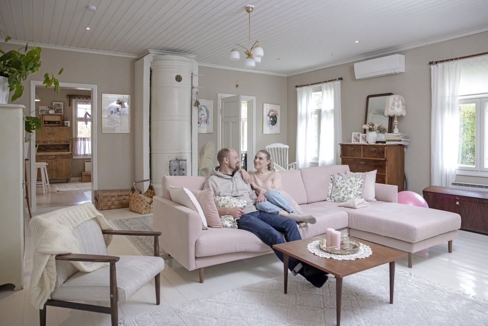 Anni Ruuth ja Saku Kaarna muuttivat Haminan Metsäkylään kevättalvella 2021. He teettivät olohuoneeseen sohvan. Talossa olivat jo valmiiksi kuvan kirstu, kaappi ja kaapin päällä oleva peili.