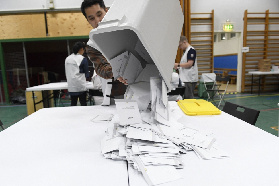 Vaaliviranomaisen mukaan tulos selviää aikaisintaan keskiviikkona, kun viimeiset ennakkoäänet ja ulkomailta annetut äänet saadaan laskettua. LEHTIKUVA / AFP