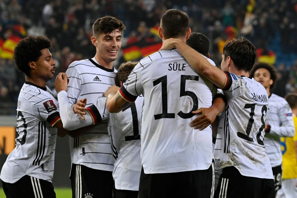 Syytteen mukaan jalkapalloliitto oli jättänyt ilmoittamatta Saksan maajoukkueen otteluiden kentänlaitamainoksista saatuja tuloja. Lehtikuva/AFP