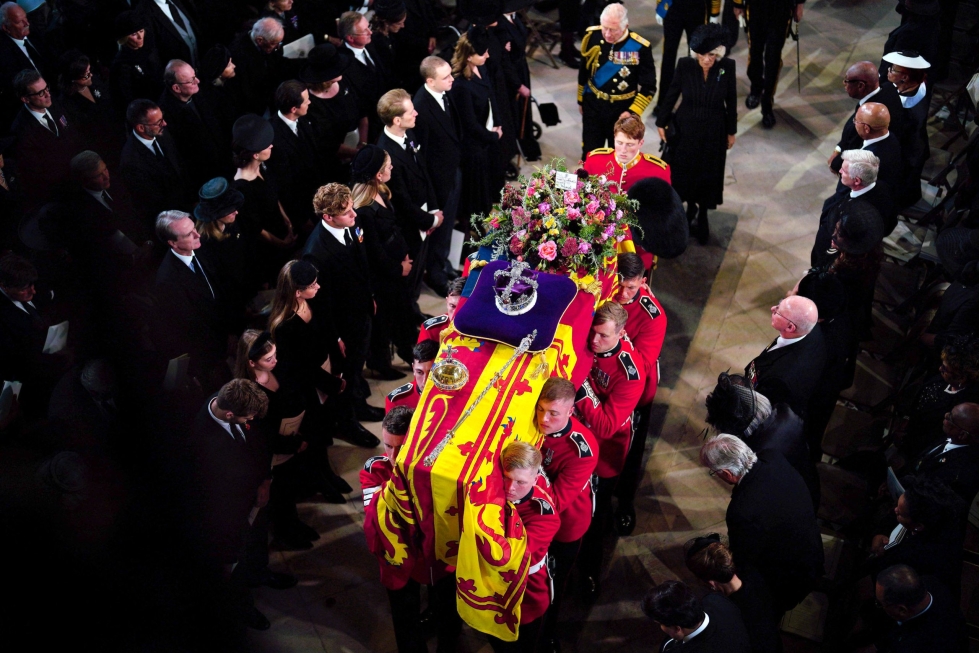 Valtiollisen hautajaisseremonian jälkeen kuningatar Elisabetin hautajaistilaisuus järjestettiin Windsorin linnassa. LEHTIKUVA/AFP