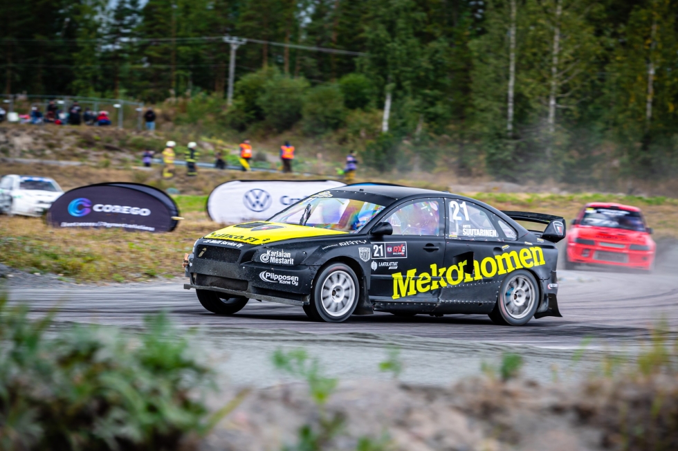 Antti Suutarinen ajoi kolmanneksi Supercar-luokassa Hyvinkäällä.