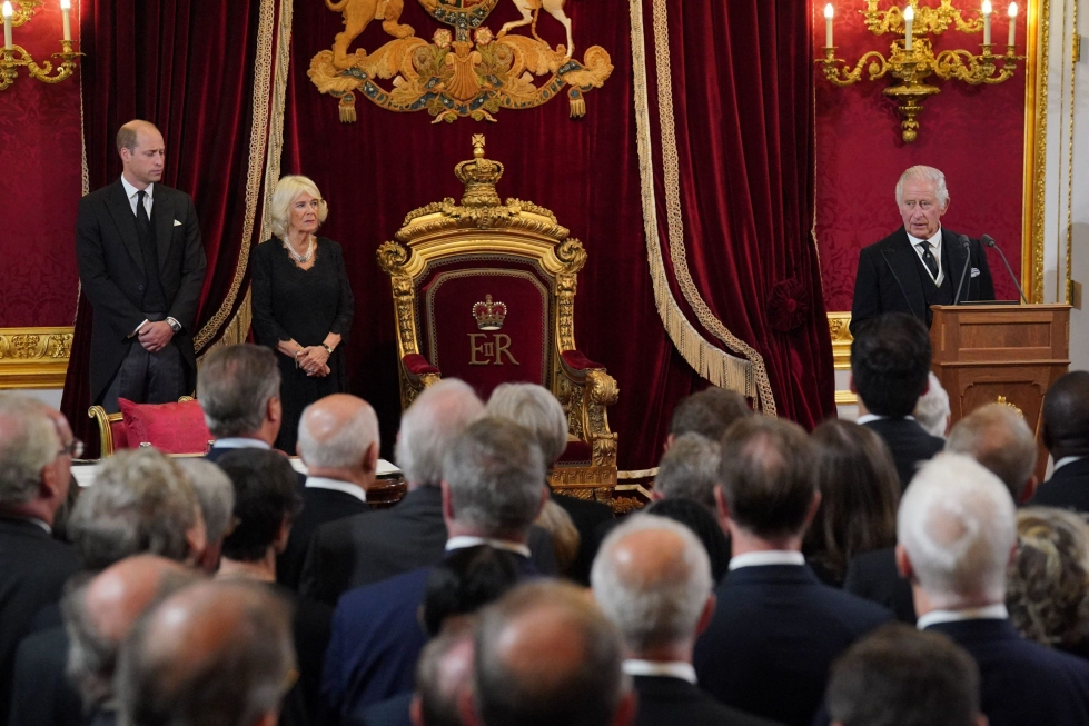 Kuningas Charles lausui seremoniassa valan, jossa hän muun muassa vannoi suojelevansa Skotlannin kirkkoa. Tämä perinne on peräisin 1700-luvulta.  LEHTIKUVA/AFP 