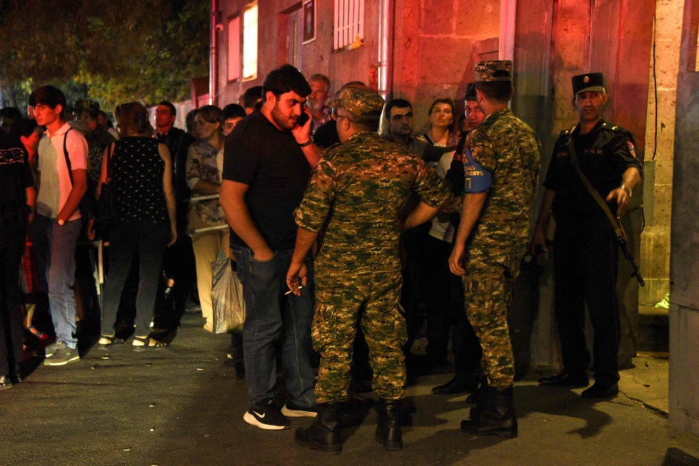 Armenia on syyttänyt Azerbaidzhania uusista hyökkäyksistä maiden välisellä rajalla. Kuvaa sotilassairaalan ulkopuolelta, jonne kerääntyi haavoittuneiden sukulaisia. Lehtikuva/AFP
