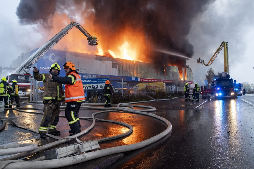 Teollisuuskiinteistö paloi Turun Pansiontiellä 21. lokakuuta 2020. LEHTIKUVA / RONI LEHTI 