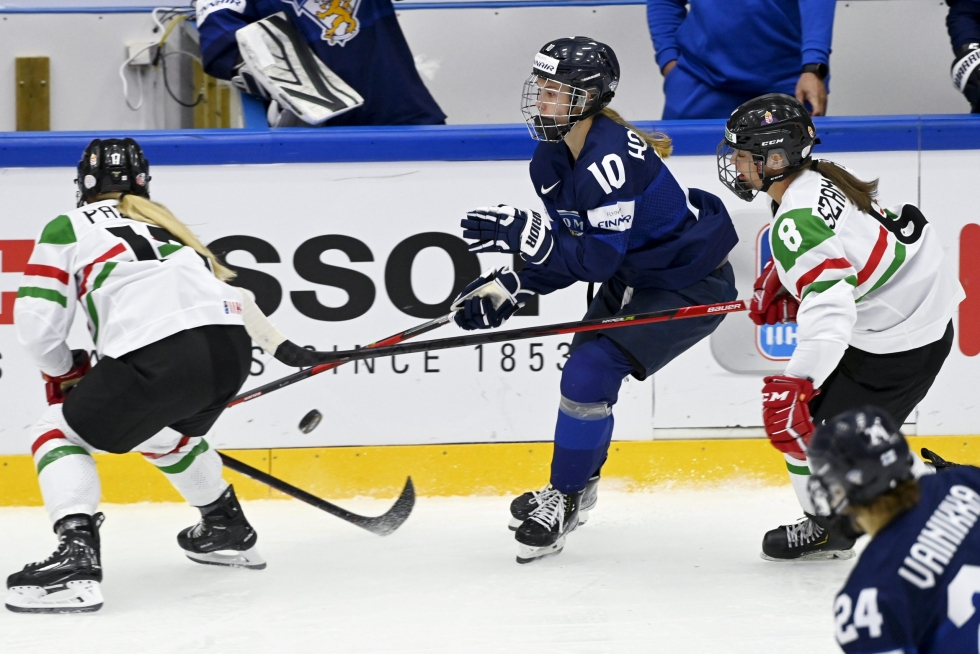 Elisa Holopaisen jatkoaikaosuma takasi sen, että Suomi pelaa vielä sunnuntaina kisojen päätöspäivänä viidennestä sijasta ja paikasta ensi kauden MM-kilpailujen A-tasolohkoon. LEHTIKUVA / EMMI KORHONEN