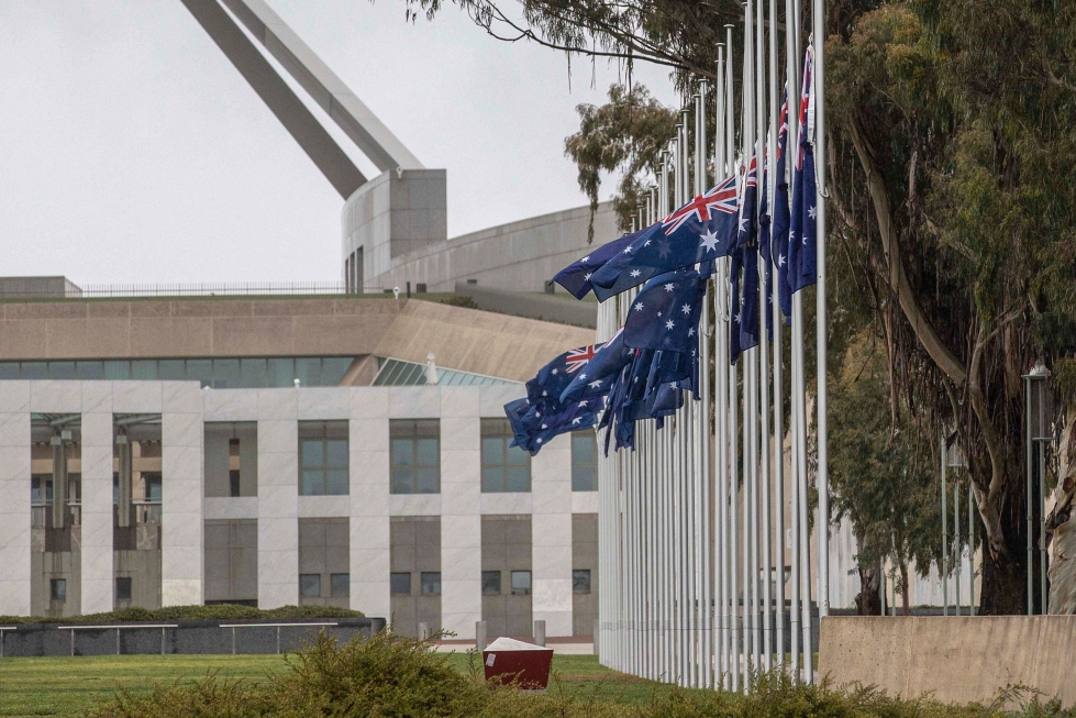 Liput ovat liehuneet puolitangossa monessa maassa, muun muassa Australiassa. Lehtikuva/AFP