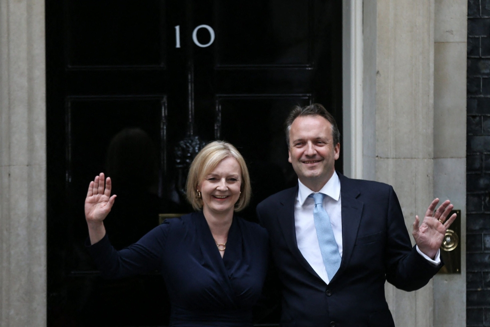 Pääministeri Liz Truss poseerasi puolisonsa Hugh O'Learyn kanssa virka-asuntonsa Downing Street 10:n ulkopuolella tiistaina. LEHTIKUVA / AFP