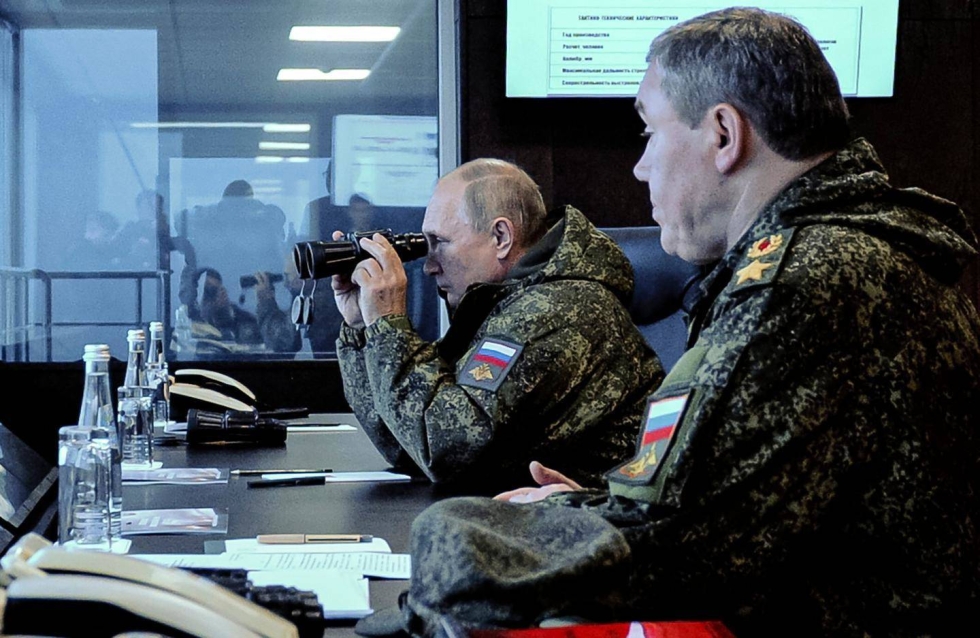Venäjän presidentti Vladimir Putin ja asevoimien komentaja Valeri Gerasimov seurasivat Vostok 22 -harjoitusta tiistaina. Venäjän armeijan julkaisemalta videolta käy selvästi ilmi, että miesten välit ovat jäätävät.