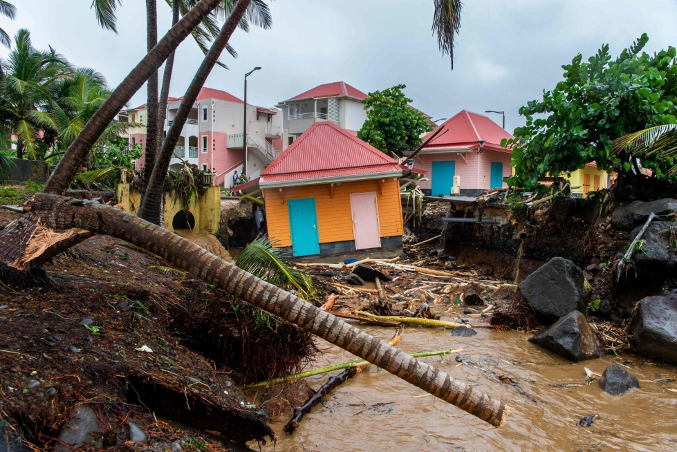 Puerto Ricon sähköverkko ei ole toiminnassa hurrikaani Fionan vuoksi. Kuvassa Fionan tekemiä tuhoja niin ikään Karibialla sijaitsevalta Guadeloupelta. LEHTIKUVA/AFP