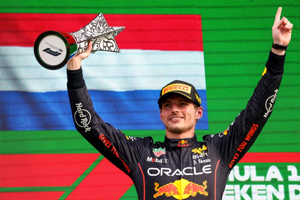 MM-sarjaa ylivoimaisesti johtava Max Verstappen tavoittelee mestaruuden lisäksi myös sarjan yhden kauden voittoennätystä. LEHTIKUVA/AFP
