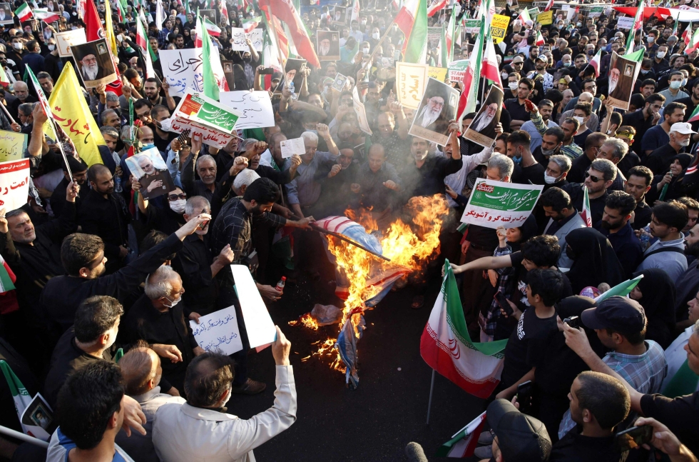 Sunnuntaina Teheranissa järjestettiin Iranin hallituksen vastustajia vastustava mielenosoitus, jossa muun muassa poltettiin Yhdysvaltain, Israelin ja Britannian lippuja. Lehtikuva/AFP