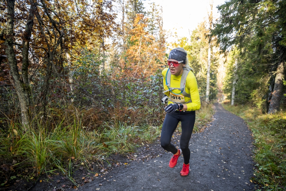 Kaisa Mäkäräinen kuvattuna Kolin Vaarojen maratonilla syksyllä 2020. Mäkäräinen on kilpaillut ampumahiihdon aktiiviuransa jälkeen erilaisissa juoksutapahtumissa.