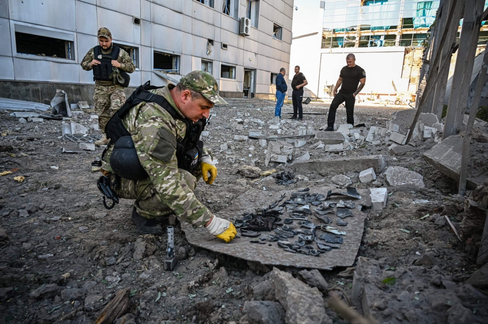 Ukrainalaissotilas tutki perjantaina Harkovaan tehdyn ohjusiskun jälkiä. LEHTIKUVA/AFP