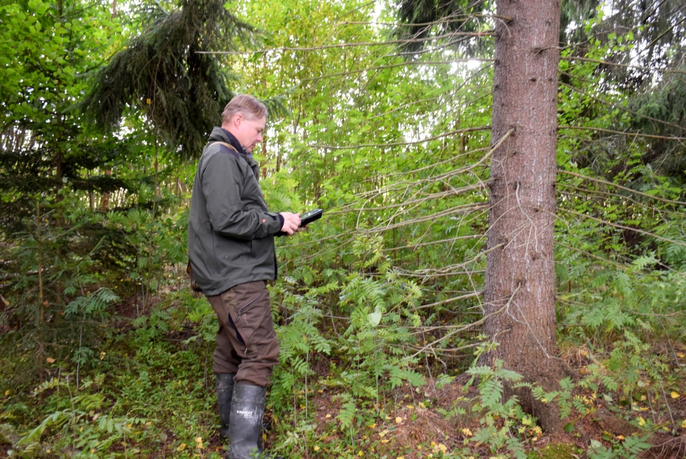 Metsäsuunnitelma kulkee Ville Hirvosen mukana tabletissa. Hirvonen opiskelee parhaillaan metsätalousinsinööriksi.