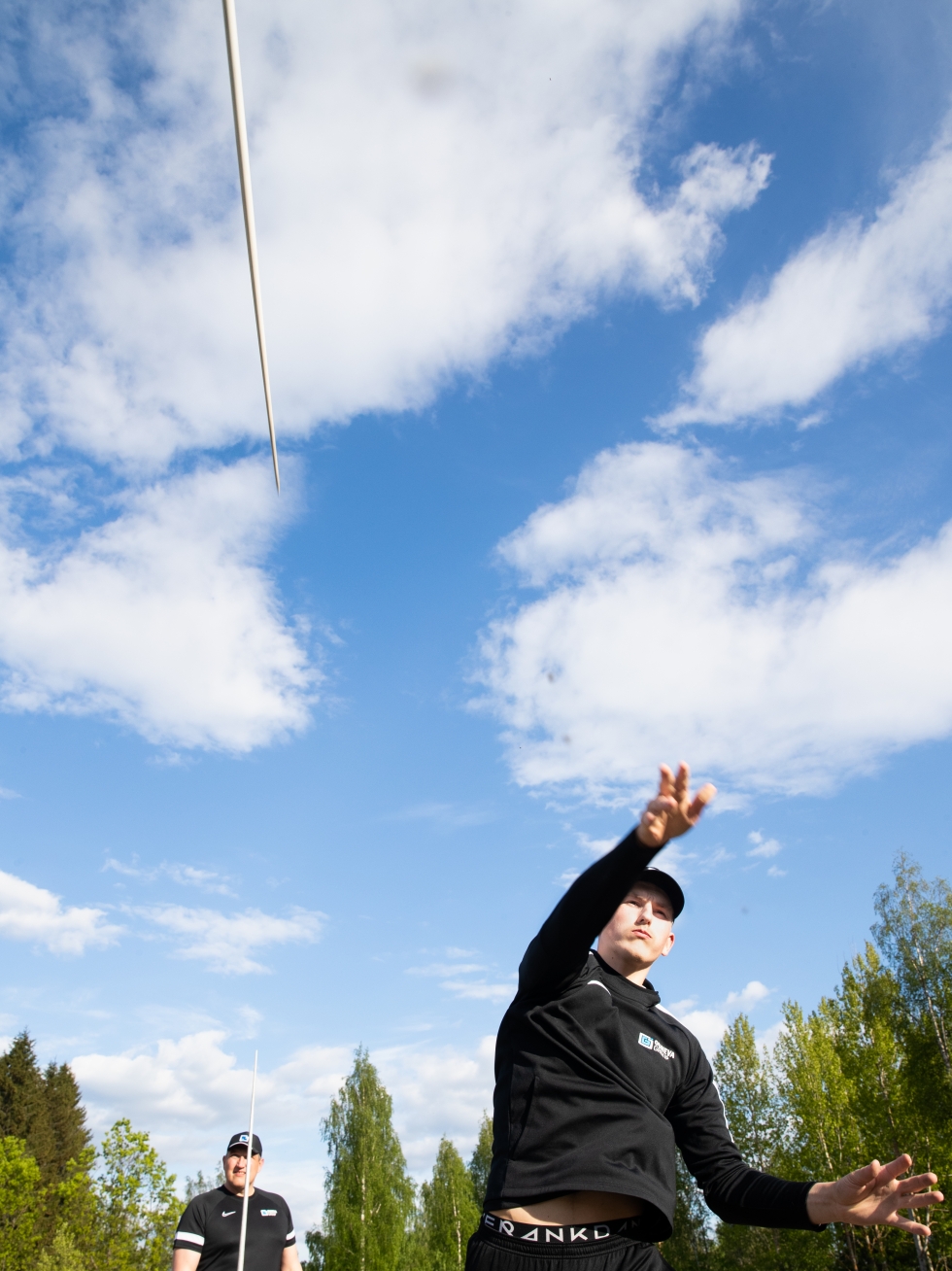 Topi Parviaisen keihäs lensi harjoitusheitolla 74,5 metrin mittaisen kaaren sunnuntaina Pyhäselässä. Arkistokuva.