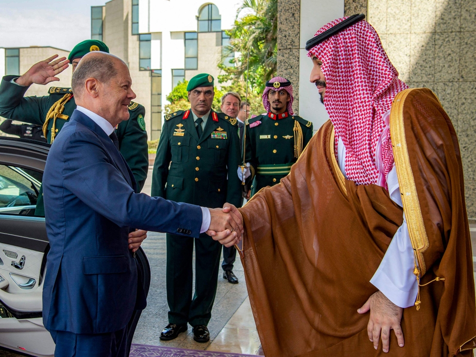 Scholz tapasi lauantaina Saudi-Arabian kruununprinssi Mohammed bin Salmanin. LEHTIKUVA/AFP