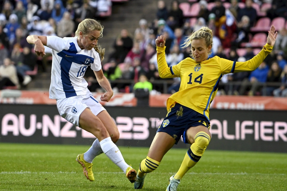 
Suomen Linda Sällström (vas.) ja Ruotsin Nathalie Björn ottelun tiimellyksessä Tampereella. LEHTIKUVA / MARKKU ULANDER
