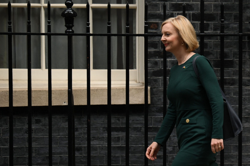 Britannian pääministeri Liz Trussin mukaan keskivertotalous säästää hintakaton ansiosta noin tuhat puntaa vuodessa. LEHTIKUVA/AFP