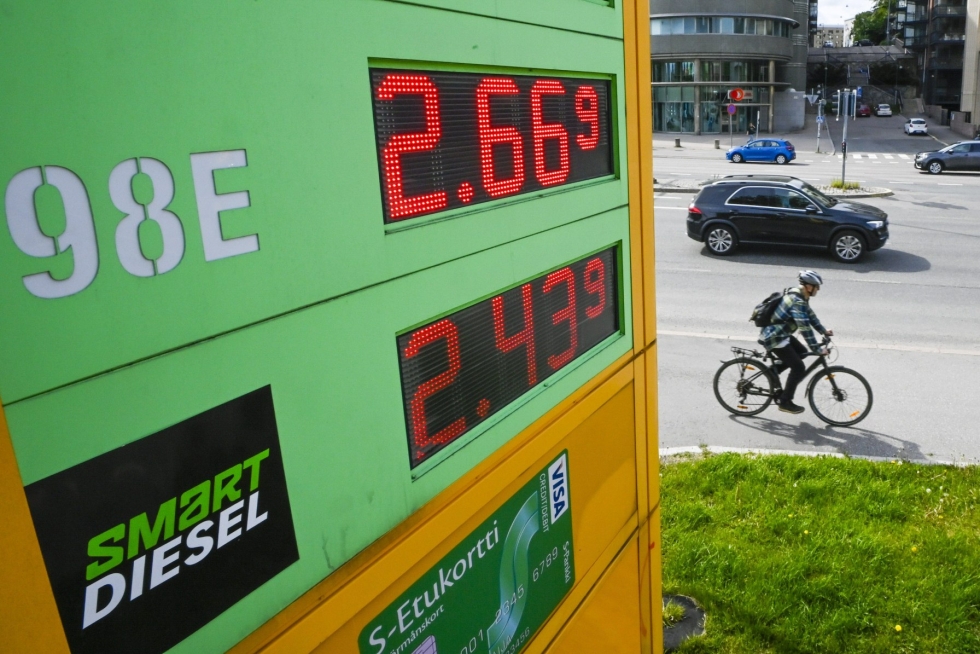 Kuluttajahintoja nosti muun muassa bensiinin ja dieselin kallistuminen. Arkistokuvaa. LEHTIKUVA / MARKKU ULANDER