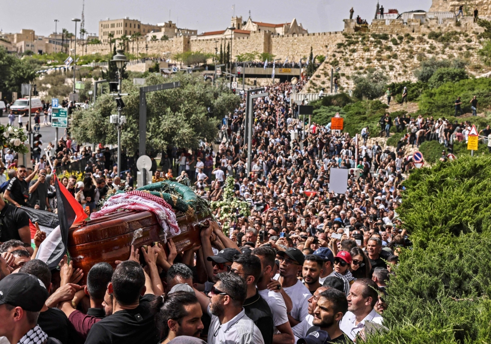 Al-Jazeeran toimittajan hautajaiset Jerusalemissa. Uutistoimisto AFP:n mukaan Israelin armeijan lopullisessa tutkintaraportissa sanotaan, että palestiinalais-amerikkalaisen toimittajan kuolema aiheutui israelilaisesta luodista. LEHTIKUVA / AFP 
