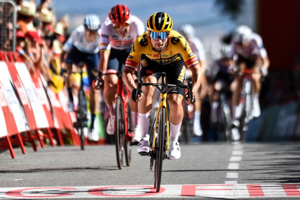 Roglic pyöräili La Vueltan kärkikahinoissa, mutta kaatumisessa syntyneet vammat pakottivat keskeyttämään kisan.
LEHTIKUVA / AFP