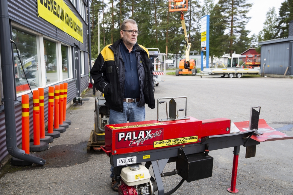 Joensuun Konevuokraamon toimitusjohtaja Kari Kettunen kertoo, että varauslista halkomakoneille on pitkä. Kuvan kone odotti seuraavaa hakijaansa jo valmiina pihalla.
