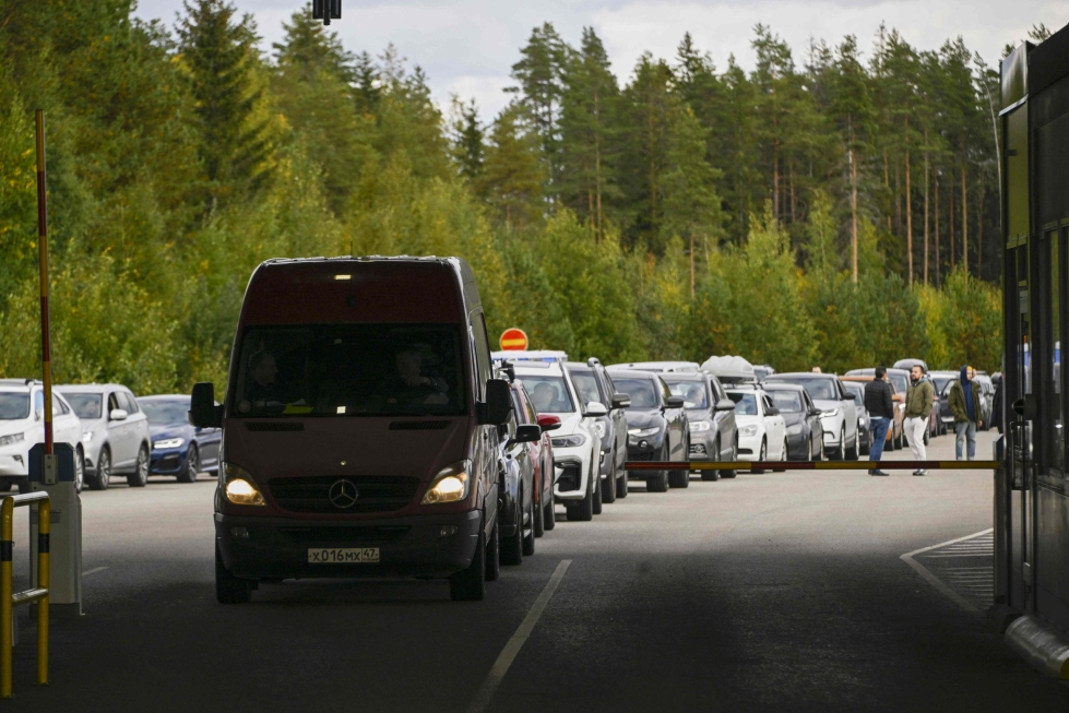 Venäjältä tulevia autoja jonotti rajatarkastukseen Vaalimaalla torstaina. LEHTIKUVA/AFP