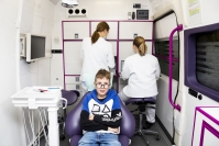 Liikkuvassa hammashoitoautossa Suupirssissä tarkastetaan koululaisten hampaita – "Oli vähän erilaisempaa kuin oikeassa hammaslääkärissä", kertoo tarkastuksessa käynyt Anton Romppanen, 11