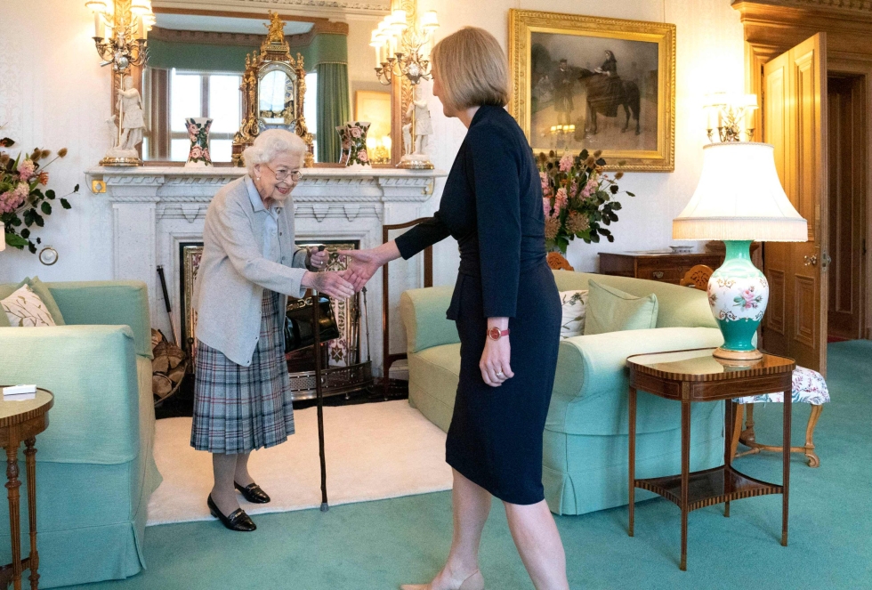Kuningatar Elisabet tapasi tiistaina Liz Trussin ja pyysi tätä muodostamaan hallituksen. LEHTIKUVA/AFP