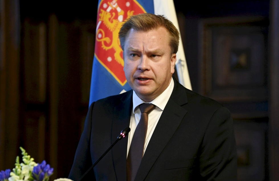 Puolustusministeri Antti Kaikkonen (kesk.) sanoo, että Naton komento- ja joukkorakenteeseen liittyvät kysymykset ovat Naton puolustuspolitiikan ydintä, eivätkä ne ole pelkästään Suomessa päätettäviä asioita. LEHTIKUVA / Vesa Moilanen