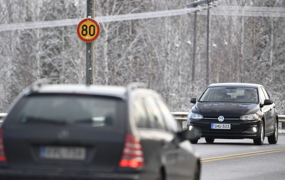 Talvirajoitusten aikana autoilijat eivät yleensä ole alentaneet nopeuttaan niin paljon kuin pitäisi. Lehtikuva / Heikki Saukkomaa