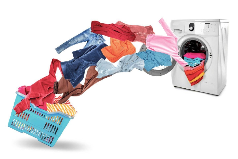 Marttaliiton kotitalousasiantuntija Niina Silander muistuttaa, että ihan kaikenvärisiä pyykkejä ei kannata sulloa samaan koneeseen.