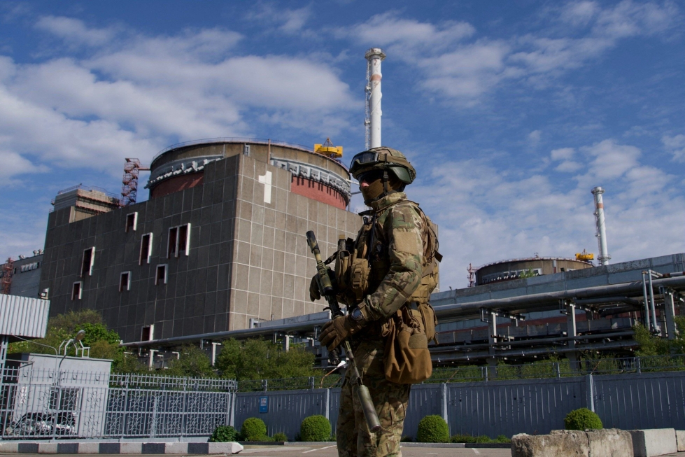 Venäläissotilas partioi Zaporizhzhjan ydinvoimalan alueella toukokuussa. Kansainvälinen atomienergiajärjestö IAEA katsoo voimalan ydinturvallisuuden vaarantuneen. LEHTIKUVA/AFP
