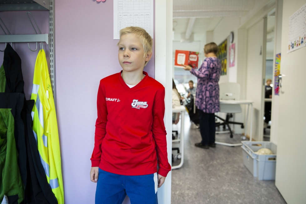 Veikko Pesonen, 8, aloitti kolmosluokan uudessa lisärakennuksessa. 