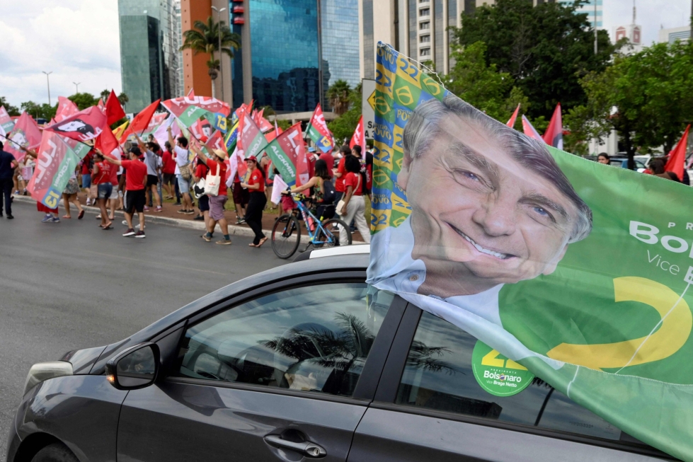 
Presidentinvaalien toisen kierroksen kampanjoinnin aikana Brasilian politiikan asiakysymykset – kuten Amazonin sademetsä ja talous – ovat saaneet jäädä sivuun henkilöön menevien hyökkäysten tieltä. LEHTIKUVA/AFP