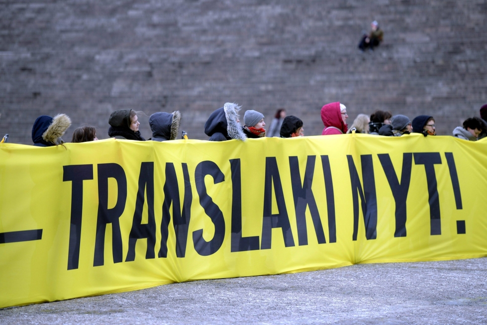Mielenosoittajat vaativat maaliskuussa 2018 translain uudistusta Senaatintorilla Helsingissä. Eduskunta kävi lähetekeskustelun laista tiistaina. LEHTIKUVA / VESA MOILANEN