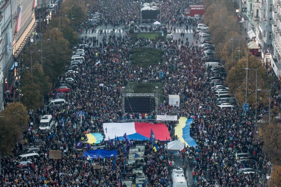 Mielenosoittajat kantoivat Tshekin, Ukrainan, EU:n ja sotilasliitto Naton lippuja. LEHTIKUVA/AFP