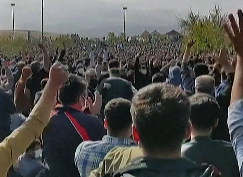 Keskiviikkona tuhannet ihmiset kokoontuivat Masha Aminin kotikaupunkiin Saqqeziin 40 päivän suruajan päättymisen vuoksi. Uutistoimisto AFP:n välittämä kuvakaappaus videosta. LEHTIKUVA/AFP
