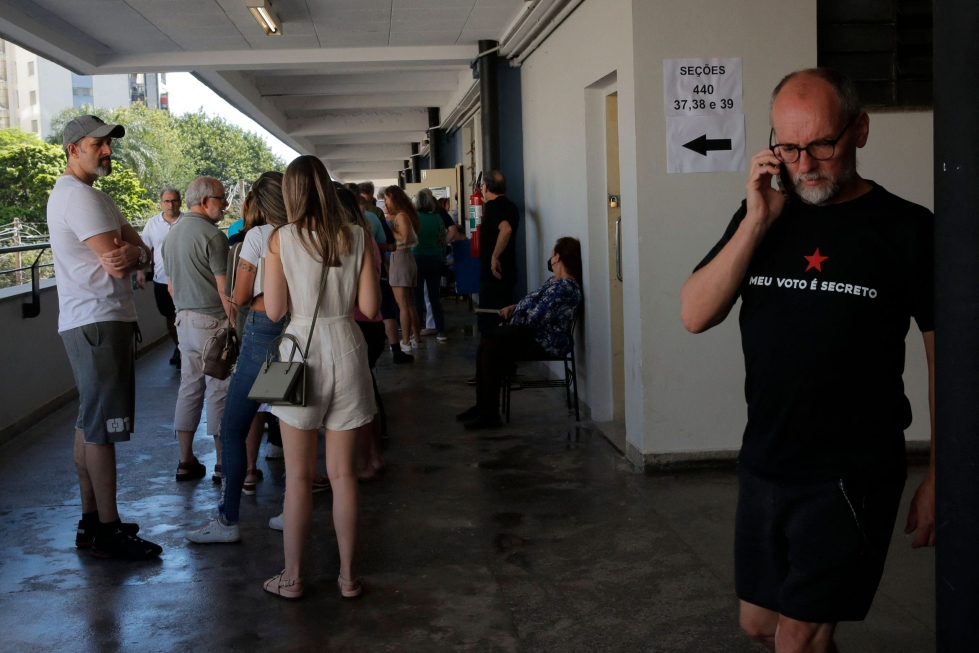 Ihmiset jonottivat äänestämään Sao Paulossa. LEHTIKUVA / AFP 