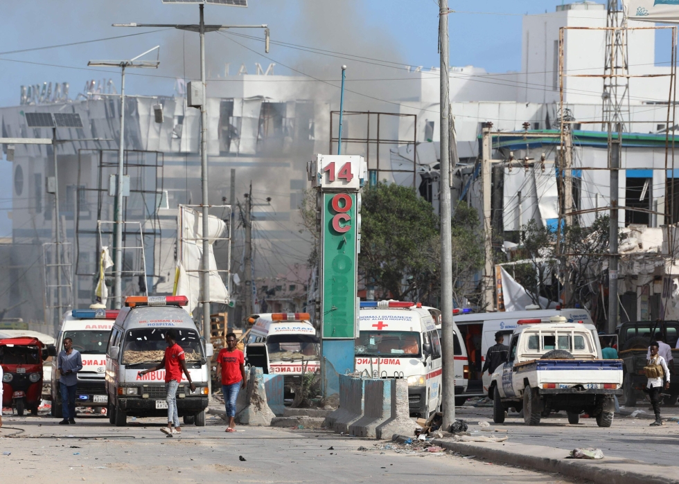 Kaksi räjähteillä pakattua autoa räjäytettiin muutaman minuutin välein lähellä vilkasta risteystä maan pääkaupungissa Mogadishussa 29. lokakuuta 2022.   LEHTIKUVA/AFP