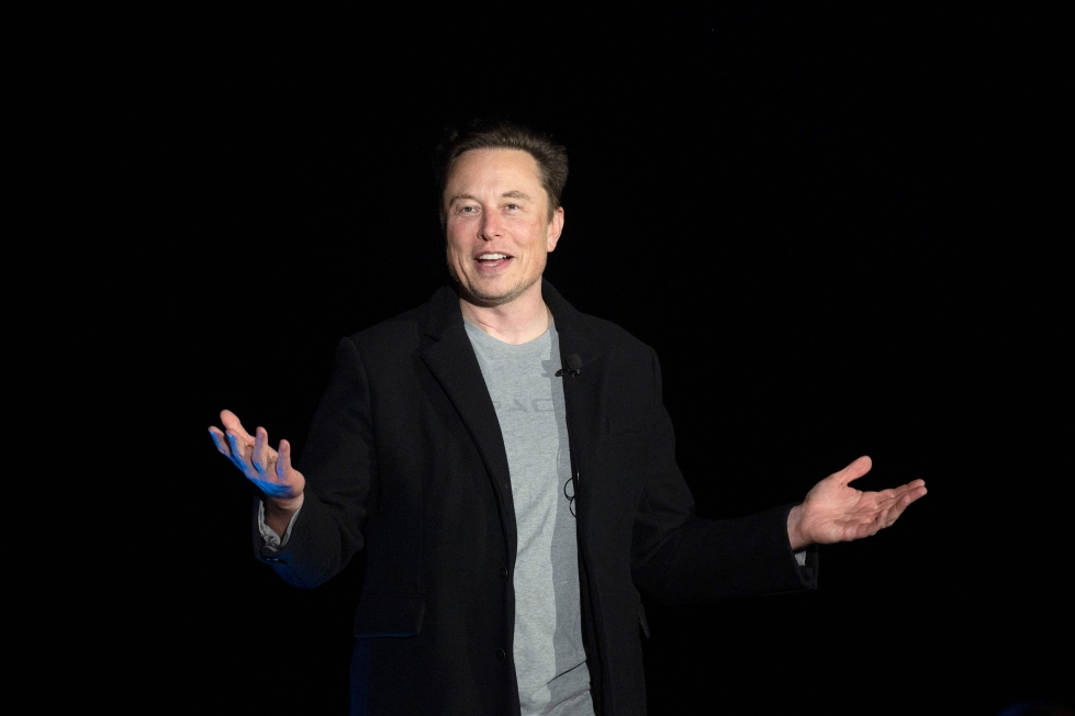 Elon Musk teki ostotarjouksen teknologiayhtiöstä huhtikuussa, mutta yritti myöhemmin kevään ja kesän aikana vetäytyä tarjouksesta. Nyt hänen kerrotaan suostuvan ostamaan Twitter aiemmin lupaamallaan 44 miljardilla dollarilla. LEHTIKUVA/AFP