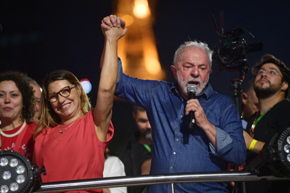 Luiz Inacio Lula da Silva juhlii voittoaan vaimonsa Rosangela da Silvan kanssa Paulistassa, jossa presidentiksi valittu puhui kannattajilleen. LEHTIKUVA/AFP