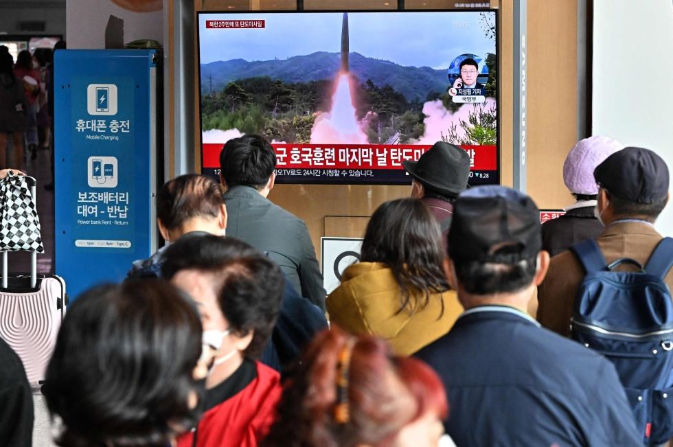 Etelä-Korean pääkaupungissa Soulissa seurattiin perjantaina uutislähetystä, jossa kerrottiin Pohjois-Korean laukaisemista ohjuksista. LEHTIKUVA/AFP