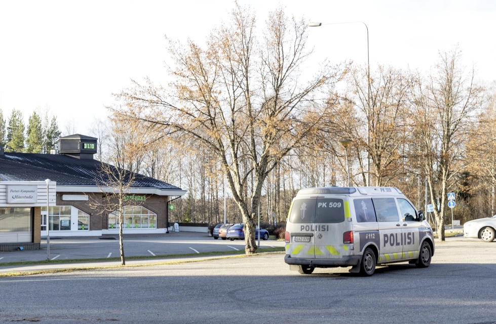 Poliisi partioi maanantaina Pyhäselän vankilan lähistöllä.