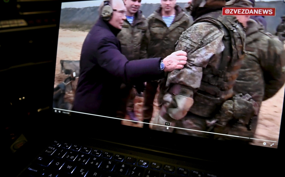 Putinin vieraillessa viikko sitten ampumaleirillä Rjazanissa  huomiota kiinnitti hänen oikean kätensä kämmenselkä.  LEHTIKUVA / HEIKKI SAUKKOMAA
