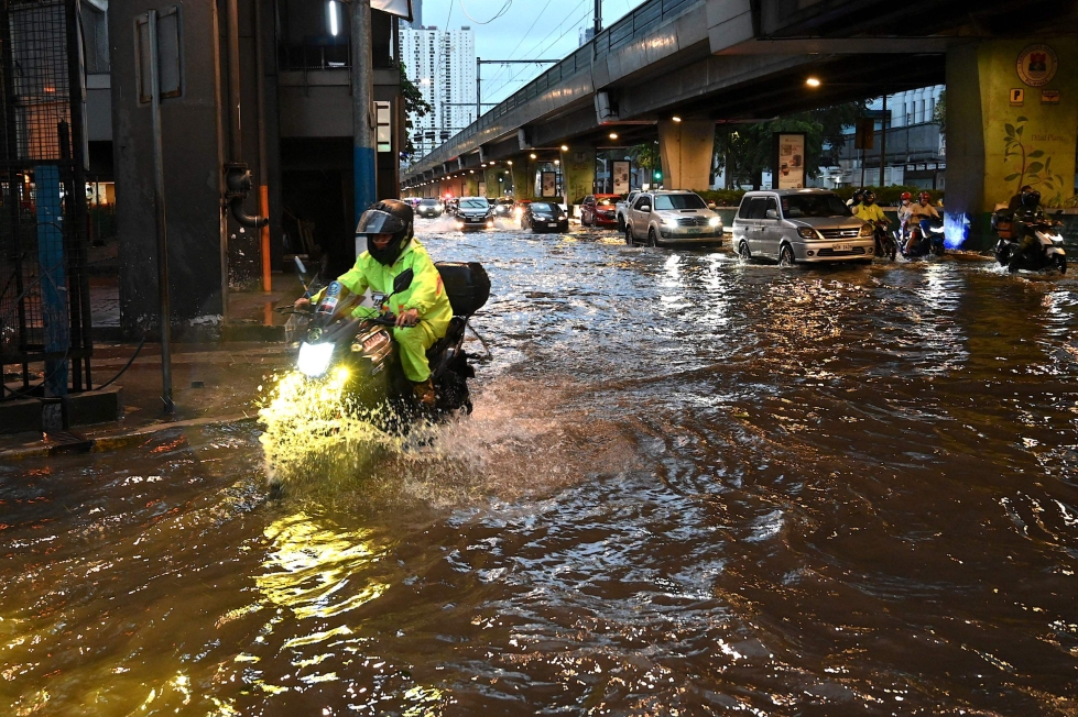 Useat naapurustot Manilassa ja kylät pääkaupungin tuntumassa olivat veden vallassa 29. lokakuuta 2022.  LEHTIKUVA/AFP 