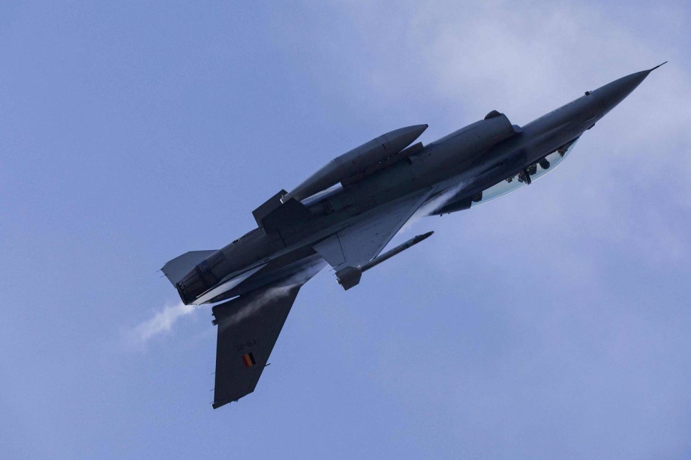 Belgian ilmavoimien F-16-hävittäjä kieputteli taivaalla osallistuessaan Naton vuotuisiin Steadfast Noon -ydinpeloteharjoituksiin. Pari viikkoa kestäneet harjoitukset päättyvät sunnuntaina.