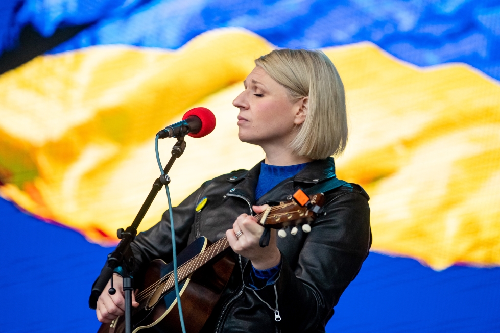 Yhdessä-konsertissa lokakuun alussa Joensuun torilla Regina Launivuo esitti omia kappaleitaan rauhan puolesta. 